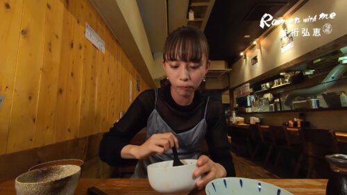 井桁弘恵さんが食事をしているシーン